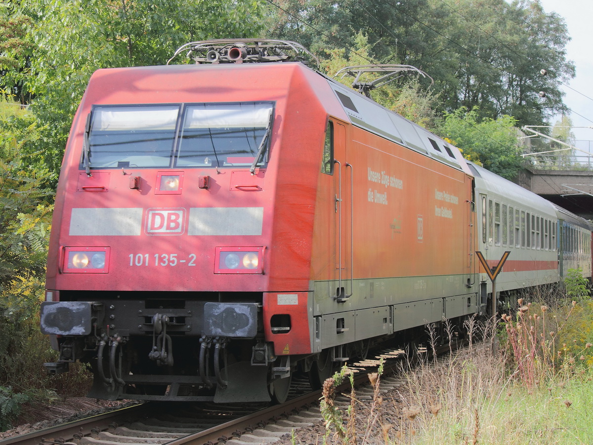 Blankenfelde (Brandenburg) in Hhe des Bahnbergang am Tunnelweg wechselt 101 135-2  mit einem EC aus Budapest / Prag / Dresden auf die KBS Strecke  Richtung Berlin Hauptbahnhof  am 21. September 2013.