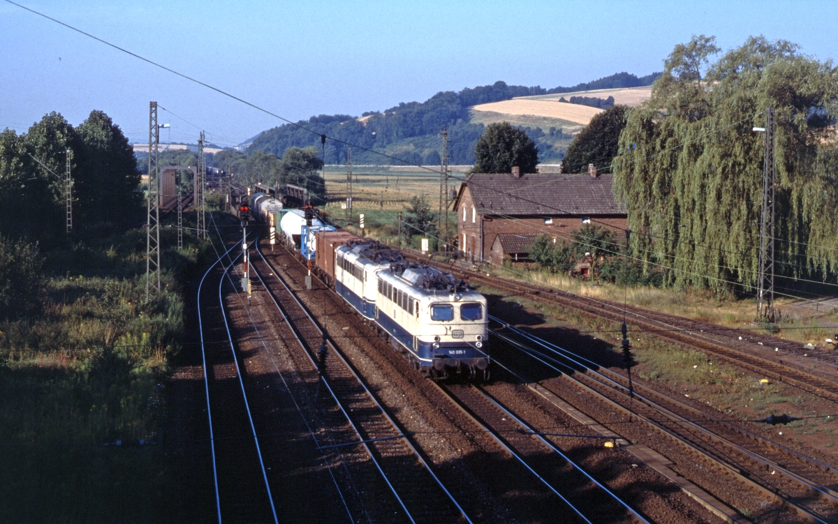 Blankenheim Bbf bei Bebra 30 Jahre früher mit 140 335 im August 1988. Es sind viele Kleinigkeiten, die sich im Vergleich zum vorherigen Bild verändert haben.