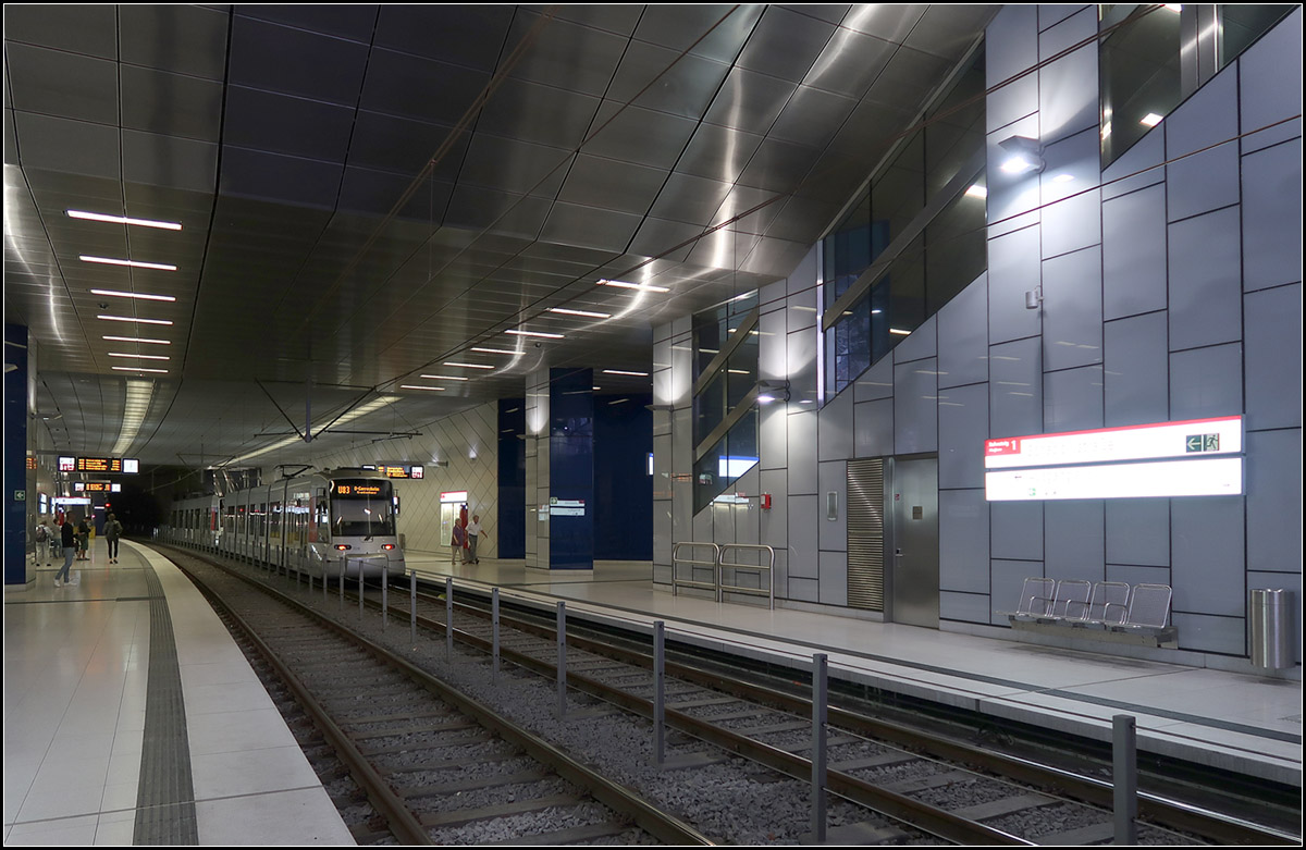 Blau als Hintergrundfarbe -

Die Wände im Bereich der beidseitigen Treppenzugänge in der Station Schadowstraße sind blau gehalten, ein Erkennungsmerkmal dieses U-Bahnhofes.

Düsseldorf, Wehrhahnlinie, 14.08.2018 (M)