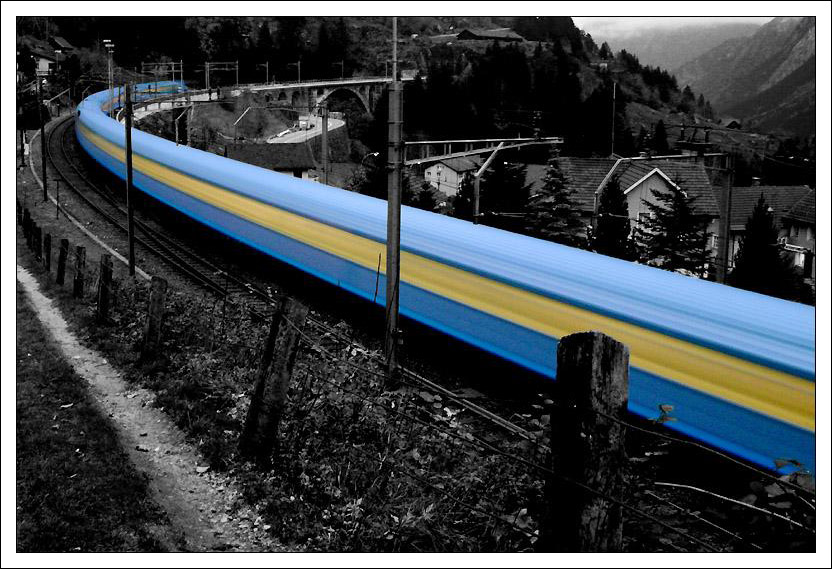 Blau-gelb -

Intercity-Zug während der Dämmerung oberhalb von Wassen auf der mittleren Strecke. Langzeitbelichtung, bearbeitet in S/W und farbige Bildteile. 

01.11.2005 (M)