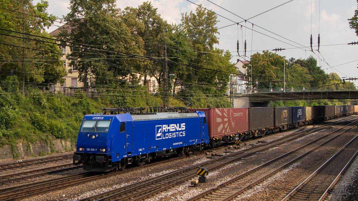 Blau, sehr blau, kommt 186 269-7 daher. Aufgenommen am 25. Juli 2018 in Offenburg. Einige Meter hinter der Brücke trennt sich die Rheintalbahn von der Schwarzwaldbahn. 