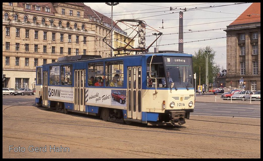 Blau weiße Tatra Nr. 1014 vor dem HBF Leipzig am 26.4.1992.