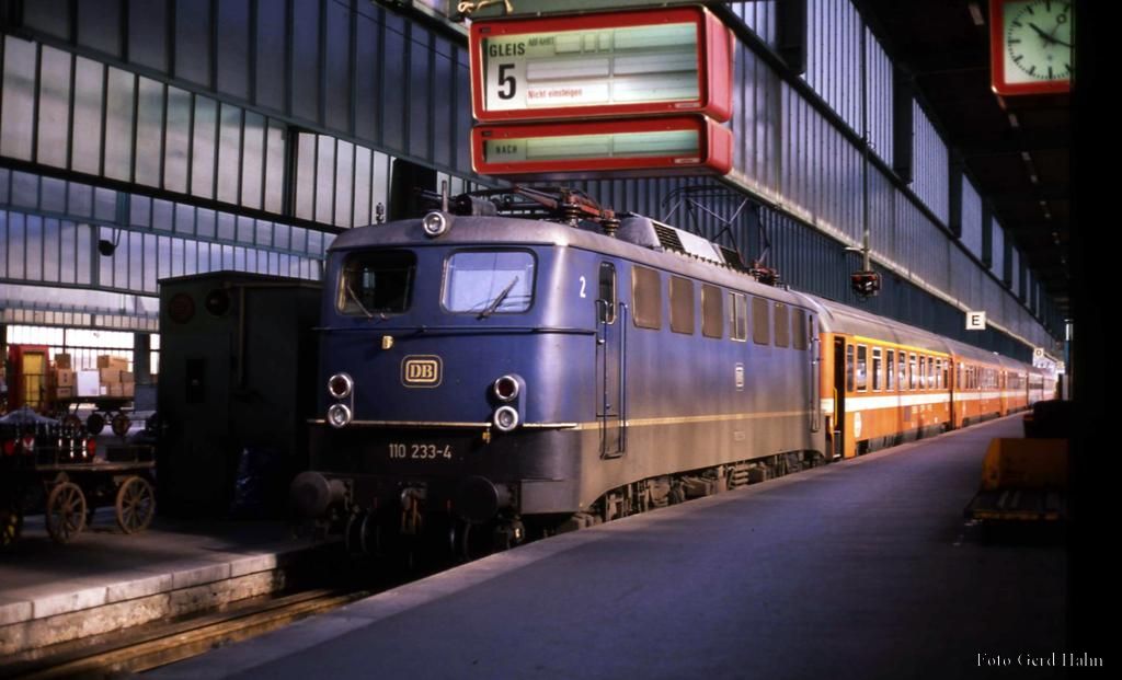 Blaue 110233 vor Eurocity 86 Schwabenland am 3.3.1989 um 10.18 Uhr auf Gleis 5
im Hauptbahnhof Stuttgart.