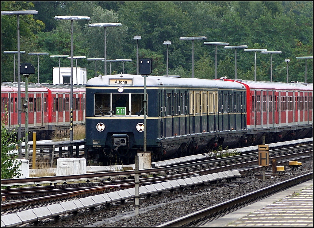 Blaue Eleganz vor Einheits-Rot: Museumszug der Hamburger S-Bahn in der Abstellanlage  Bergedorf . 8.9.2013