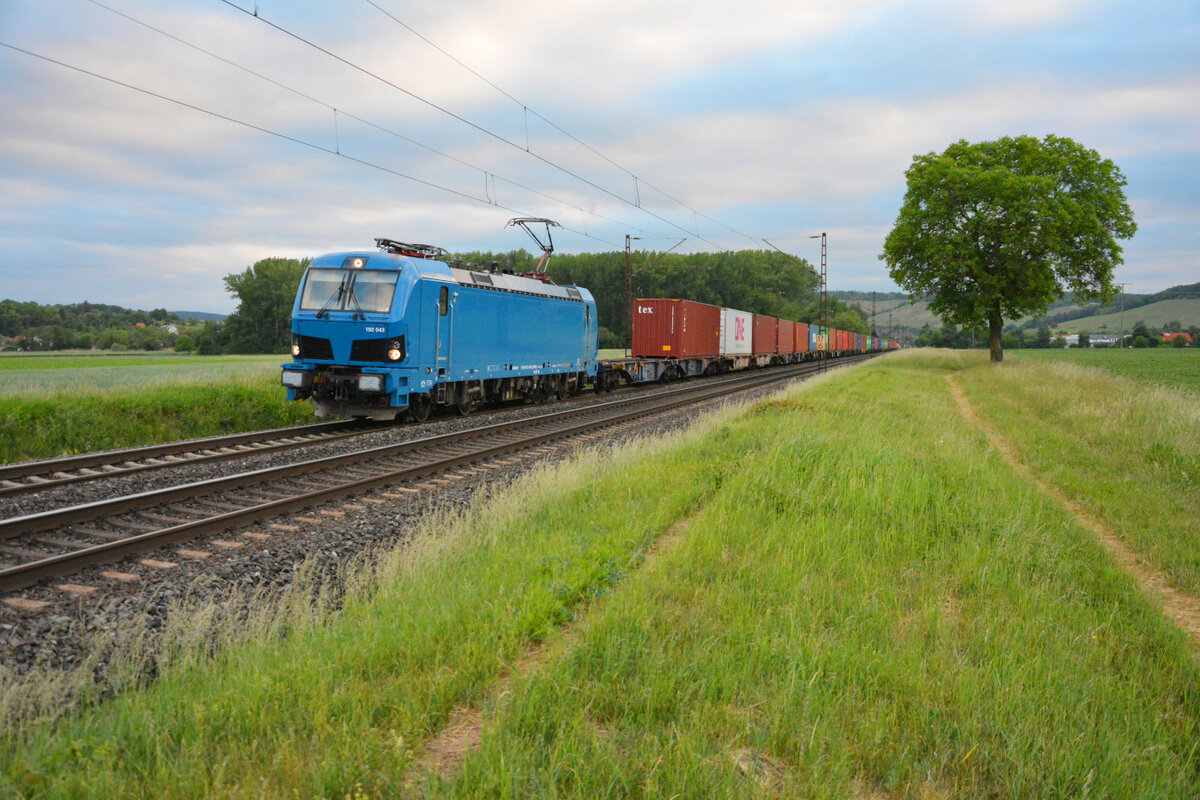 Blaue Lok zur  blauen Stunde : Der Smartron 192 043 Northrail kam am 27. Mai 2022 um 5:59 Uhr am  Fotobaum  bei Retzbach (Maintal) mit einem Containerzug südwärts angerauscht.