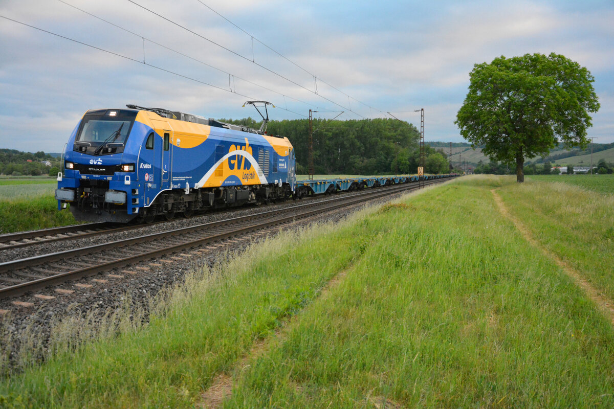 Blaue Lok zur  blauen Stunde : 159 229-4 EVB  Kratos  kam am 27. Mai 2022 um 6:03 Uhr am  Fotobaum  bei Retzbach (Maintal) mit unbeladenen Containertragwagen südwärts angerollt.