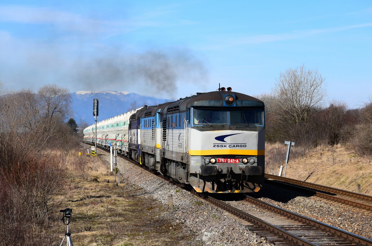 Blaue Lokomotiven an der Spitze des Zuges. Die Ekocell Express ist noch mit ZSSK Cargo Bespannung. Die 752 041 + 752 018 + 756 010 sind mit dem Pn 55721 bei der Einfahrt in Bf. Horná Štubňa. 
18.03.2023.