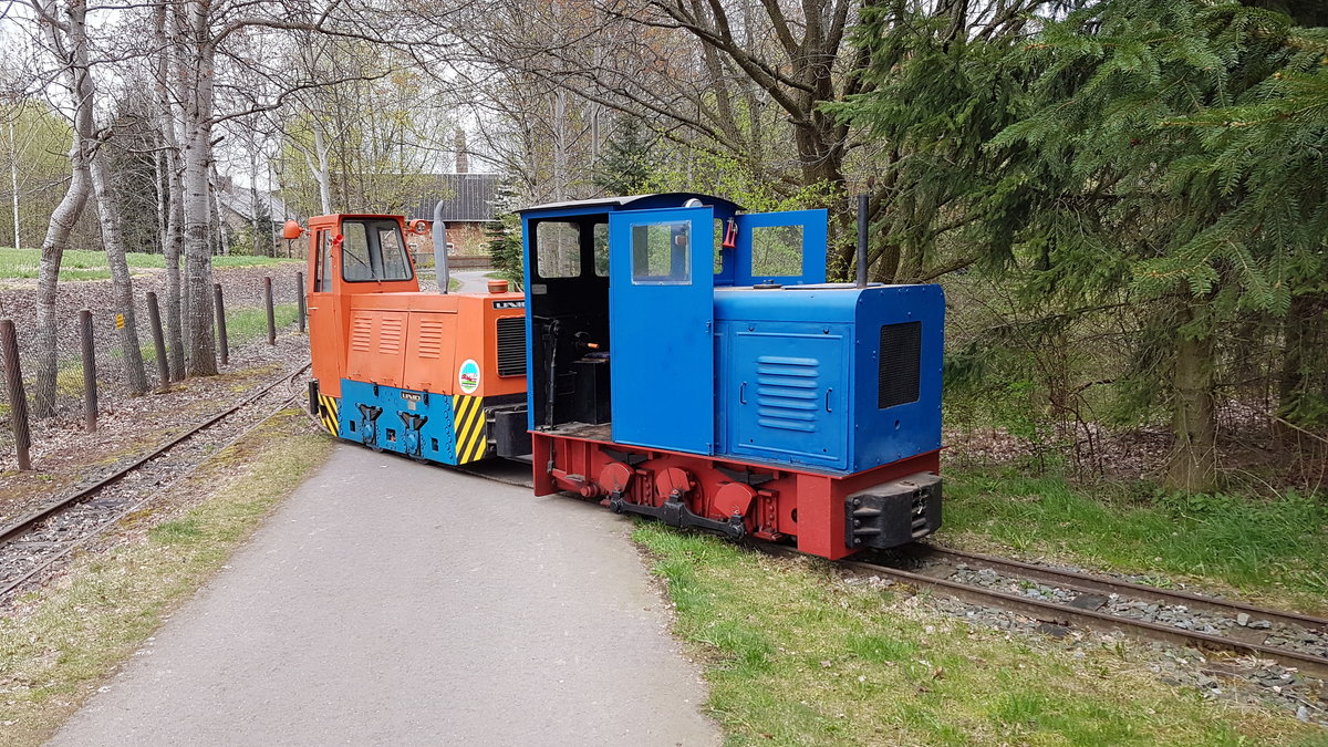Blaue Ns2f schleppt die UNIO LDI-45 der Niederwürschnitzer Ziegeleibahn am 15.04.2017.