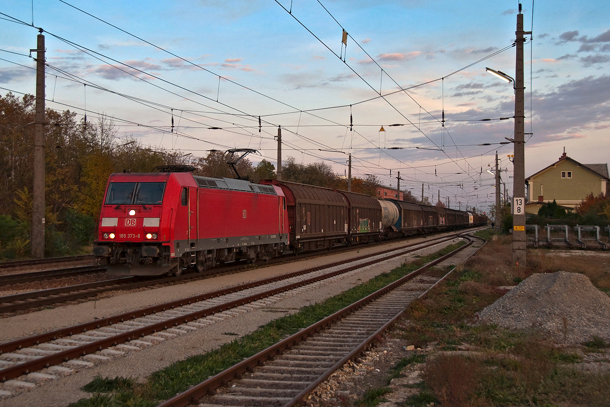 Blaue Stunde in Wien Oberlaa am 21.10.2013. DB 185 373 fhrt mit einem Gterzug in Richtung Westen.