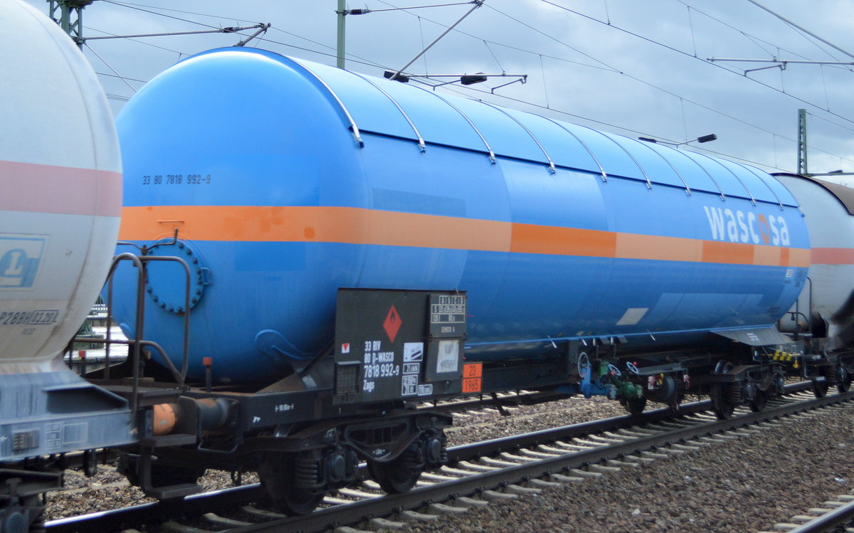 Blauer Druckgaskesselwagen mit Sonnendach vom Einsteller WASCOSA AG mit der Nr. 33 RIV 80 D-WASCO 7818 992-9 Zags (UN-Nr.: 23/1965 = Kohlenwasserstoffgas, Gemische, verflüssigt, N.A.G.) am 30.09.19 in einem Ganzzug Bahnhof Flughafen Berlin Schönefeld.