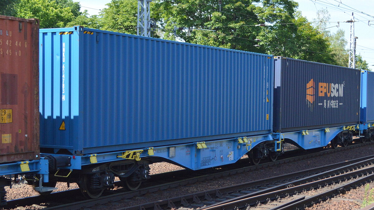 Blauer Gelenk-Containertragwagen vom polnischen Einsteller EUROWAGON SP. Z OO mit niederländischer Registrierung mit der Nr. 37 TEN 84 NL-EUWAG 4960 856-1 Sggrss (GE) in einem Ganzzug am 06.08.21 Berlin Hirschgarten.