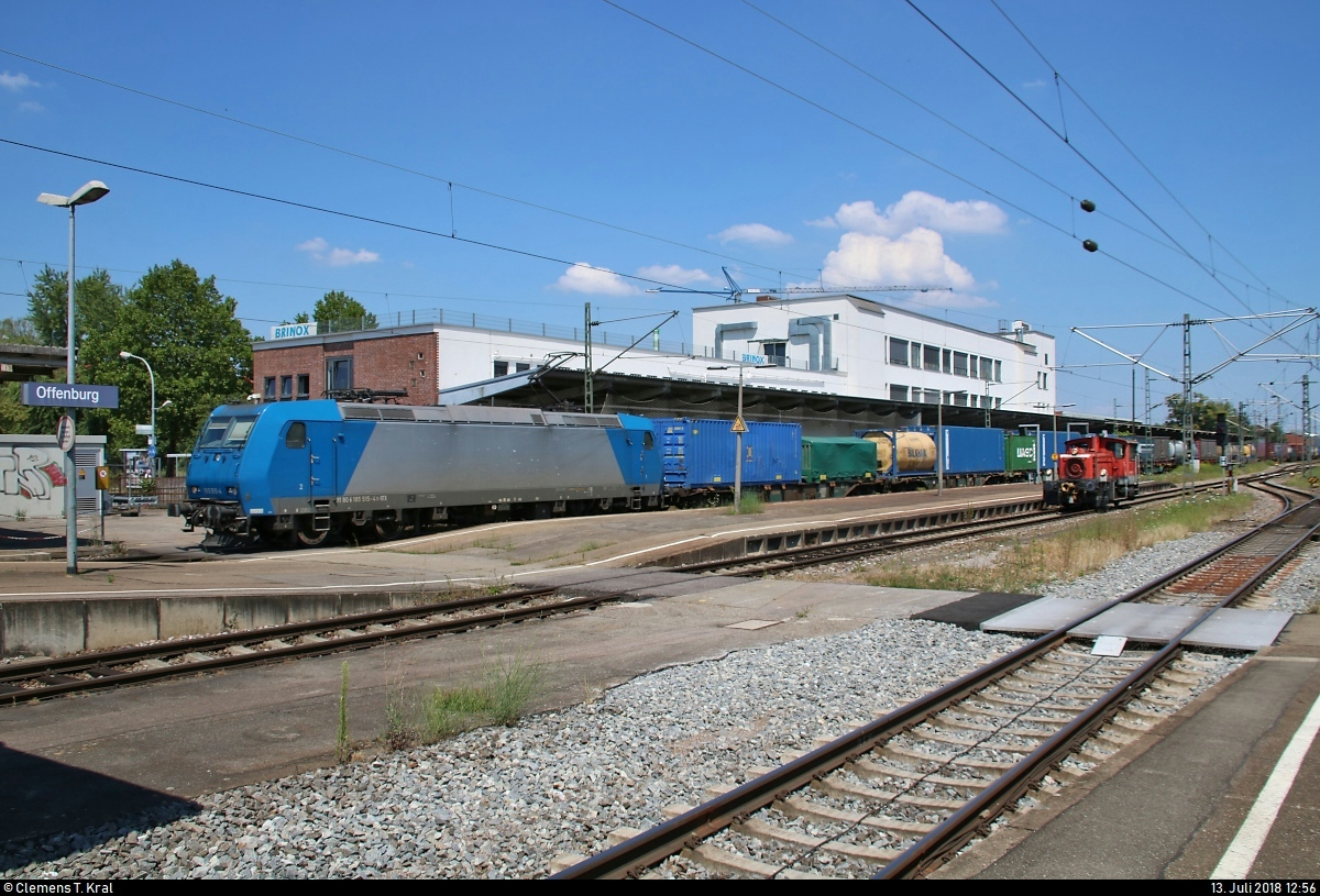 Blauer Himmel, blaue Lok, blaue Container...
Ein farblich sehr gut harmonierender Containerzug mit 185 515-4 von Railtraxx durchfährt den Bahnhof Offenburg auf Gleis 1 in südlicher Richtung.
[13.7.2018 | 12:56 Uhr]