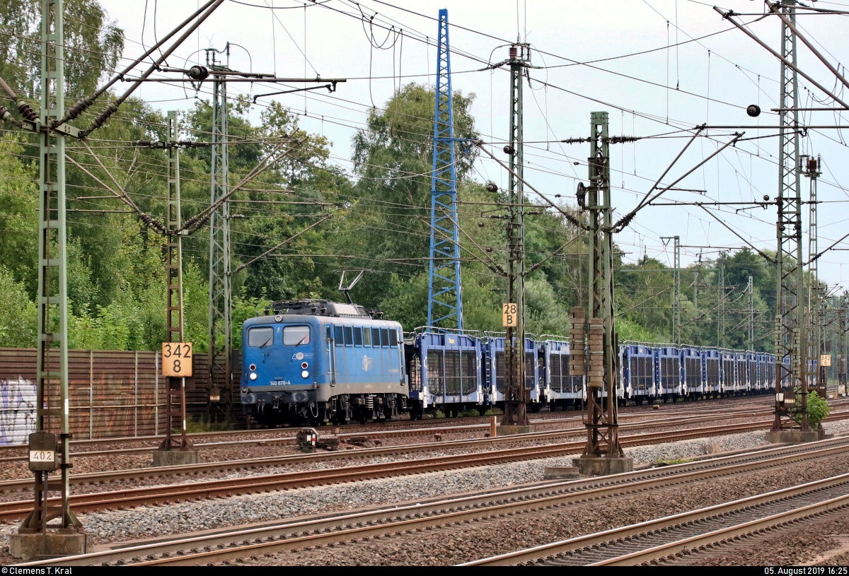 Blauer Mast, blaue Lok, blaue Wagen:
Autotransportzug (leer) mit 140 876-4 der Eisenbahngesellschaft Potsdam mbH (EGP) durchfährt den Bahnhof Hamburg-Harburg auf Gleis 9 Richtung Hamburg-Wilhelmsburg.
Aufgenommen von Bahnsteig 5/6.
[5.8.2019 | 16:25 Uhr]