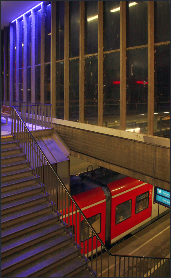 Blaulicht im Bahnhof -

Leider in keinem so guten Zustand präsentiert sich der Heidelberg Hauptbahnhof. Die Scheiben verdreckt und alles renovierungsbedürftig. Und dabei handelt es sich um ein wunderbares Stück Architektur der 1950iger Jahre.

02.01.2016 (M)