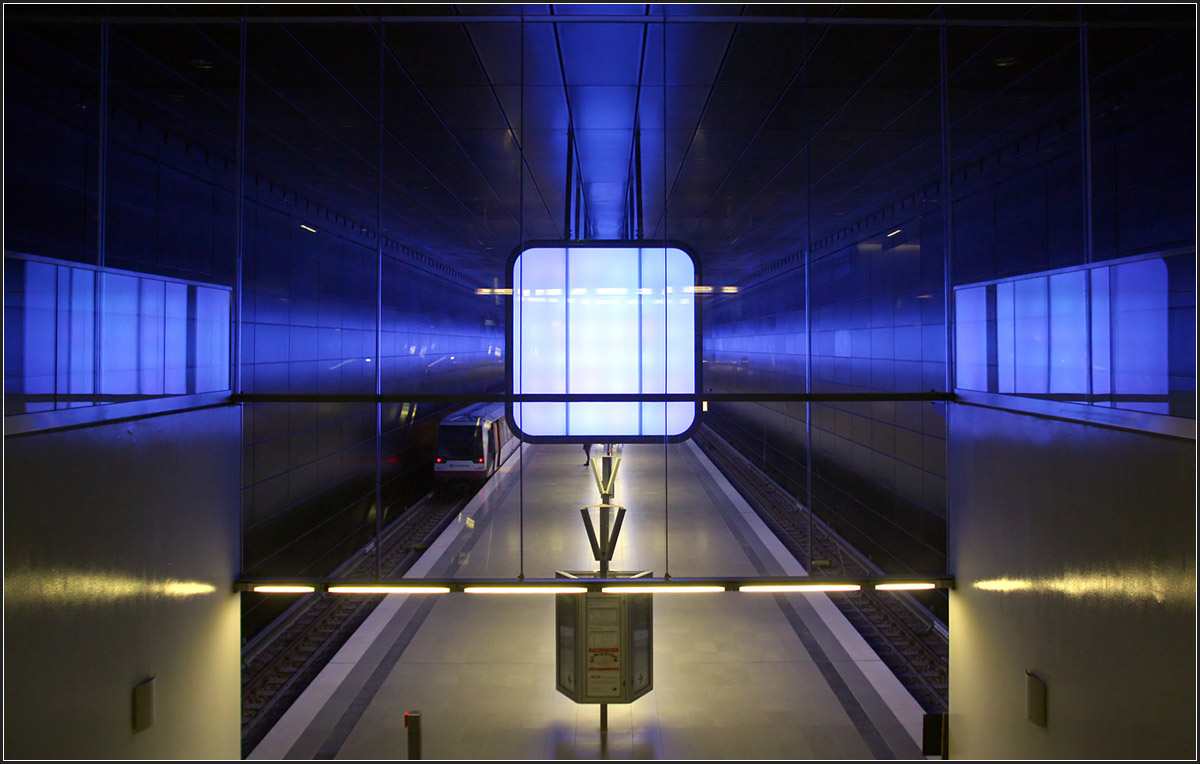 Blaulicht -

U-Bahnhof HafenCity Universität an der Linie U4 in Hamburg.

10.10.2015 (M)
