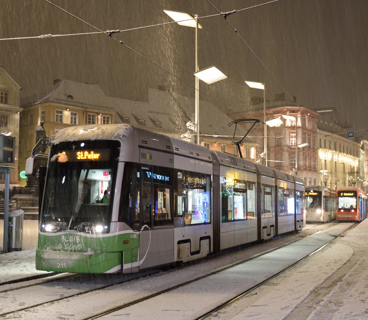 Bleibt's gsund und alles Gute für 2021!
(Variobahn HGL TW 211, Hauptplatz Graz 28.12.2020)