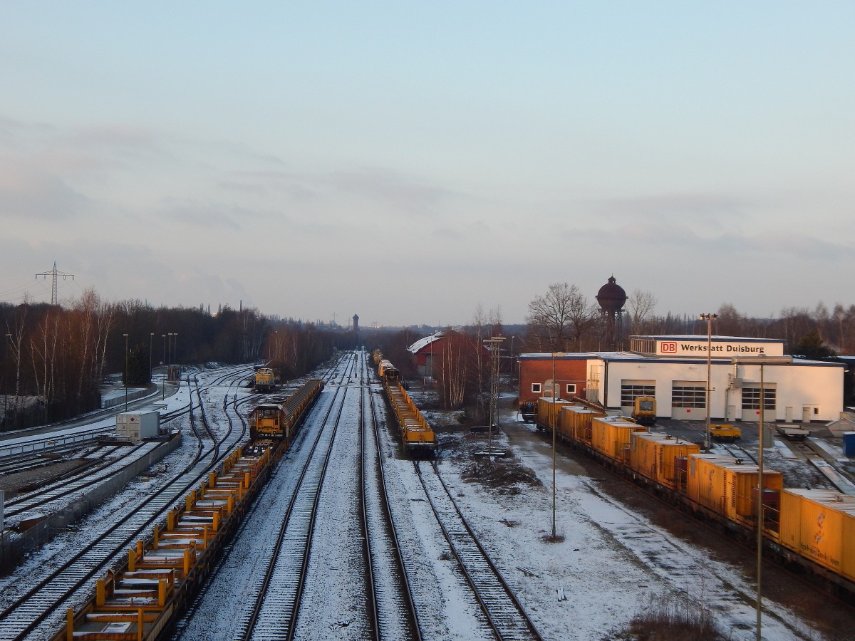 Blich auf die Gleise der Bahnbaugruppe in Duisburg Entenfang. Im Hintergrund sieht man noch den alten Wasserturm vom ehemaligen BW Wedau. Einst war dort ein Ausbesserungswerk mit Ringlokschuppen Wassertürmen und vielen vielen Gleisen welche noch zum Duisburger Güterbahnhof gehörten. Heute ist zwar alles noch vorhanden aber leider nicht zugänglich und der Natur überlassen.

Duisburg Entenfang 28.12.2014