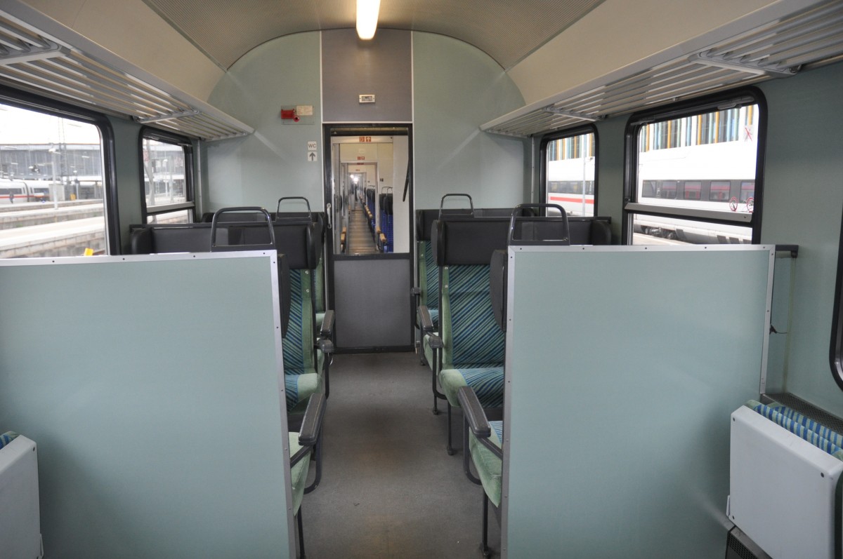 Blick in das 1. 2-Klasse abteil mit Mehrzweckabteil im OFV-Design ohne Glastrennwände des 31-34 378 ABnrz 418.4. Eingereit im RE München HBF-Simbach am 01.09.2014 