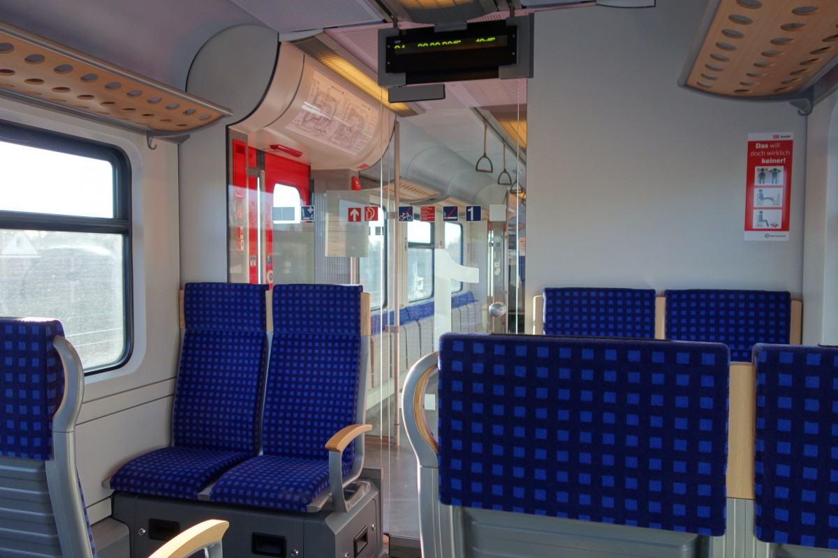 Blick in das 1.Klasse-Abteil der BR 425, hier in der Variante der S-Bahn Hannover auf der S4 nach Hannover Hbf eingesetzt (Februar 2015). Während die Beinfreiheit bei den unteren Vierersitzen doch sehr eingeschränkt ist, genießt man auf den erhöht liegenden Sitzen über dem Drehgestell massige Beinfreiheit.