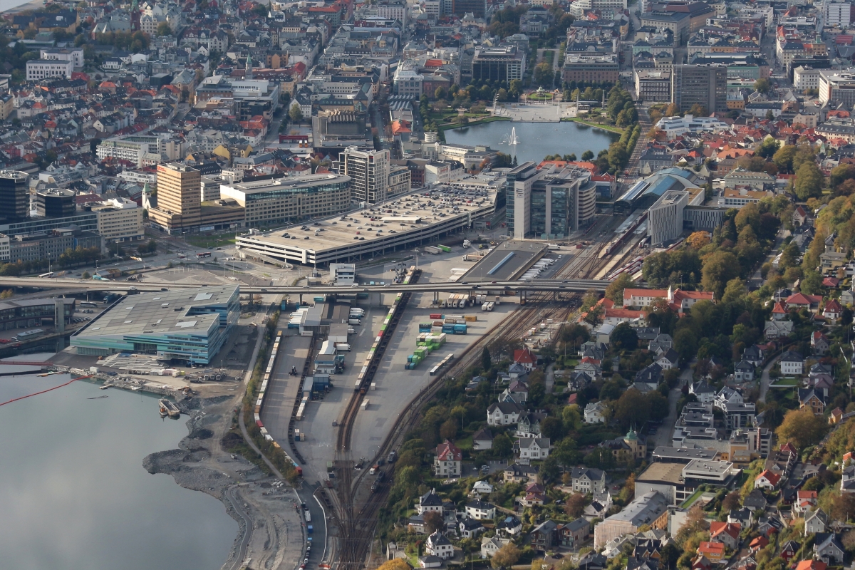 Blick vom 643 m hohen Berg Ulriken über die Gleisanlagen des Bahnhofes von Bergen und das Kombiterminal von Bergen. Hier werden hauptsächlich Lebensmittel und die Post verladen. Aufgenommen am 05.10.2019