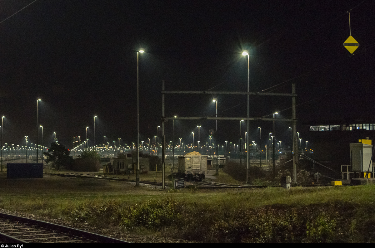 Blick vom Ablaufberg des Rangierbahnhofs Limmattal auf die Richtungsgleisgruppe, wohin die mit Zuckerrüben beladenen Wagen vom vorherigen Bild gerade unterwegs sind.