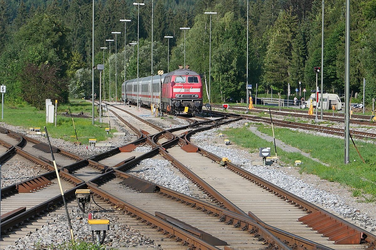 Blick in die Abstellgruppe des Bahnhofs von Oberstdorf mit 218 415-8 und den Wagen des ex IC 2085, Hannover - Oberstdorf. Aufnahme vom Ende des zwischen den Gleisen 4 und 5 liegenden Bahnsteigs (11.08.2022)