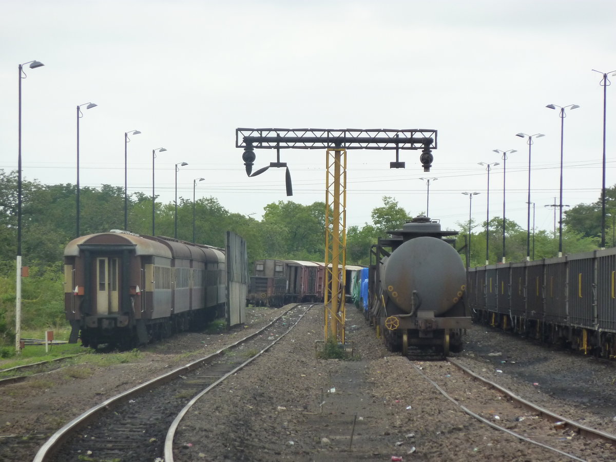 Blick in die Abstellgruppe des Bahnhofs Victoria Falls. Der Zustand von Gleisen und Rollmaterial ist leider erbärmlich, trotzdem herrscht noch reger Güterverkehr.