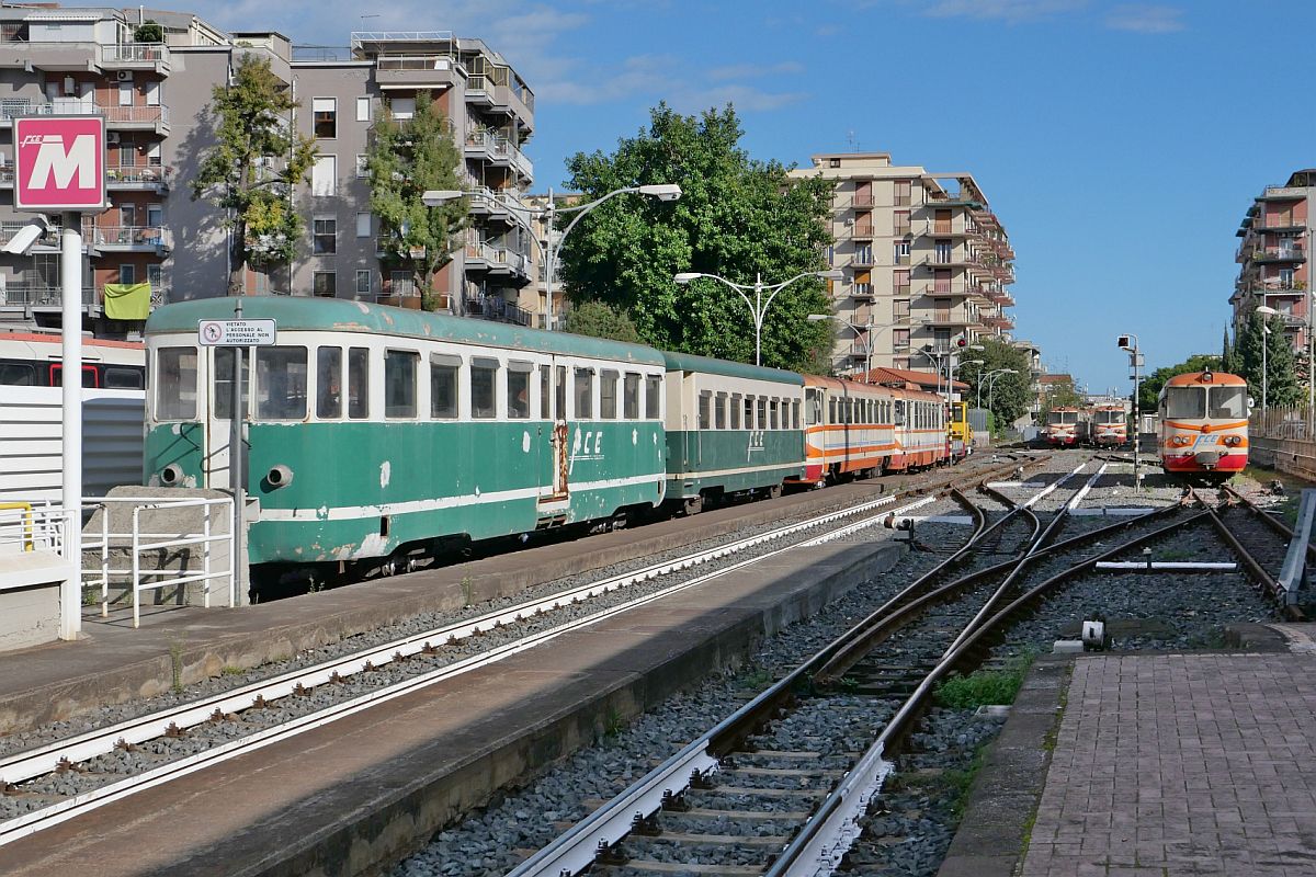 Blick in die Abstellgruppe des Endbahnhofs der Ferrovia Circumetnea (FCE) in Catania Borgo am 07.11.2022