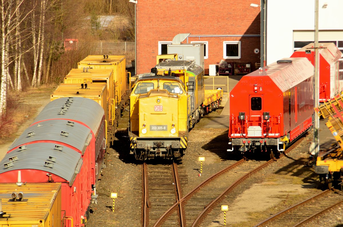 Blick in die Abstellung der Bahn Gleisbau Gruppe in Duisburg Entenfang offenbart die 203 305-8 und vieles mehr. Die Fußgängerbrücke ist ein wunderbarer Fotostandort. 28.1.2017