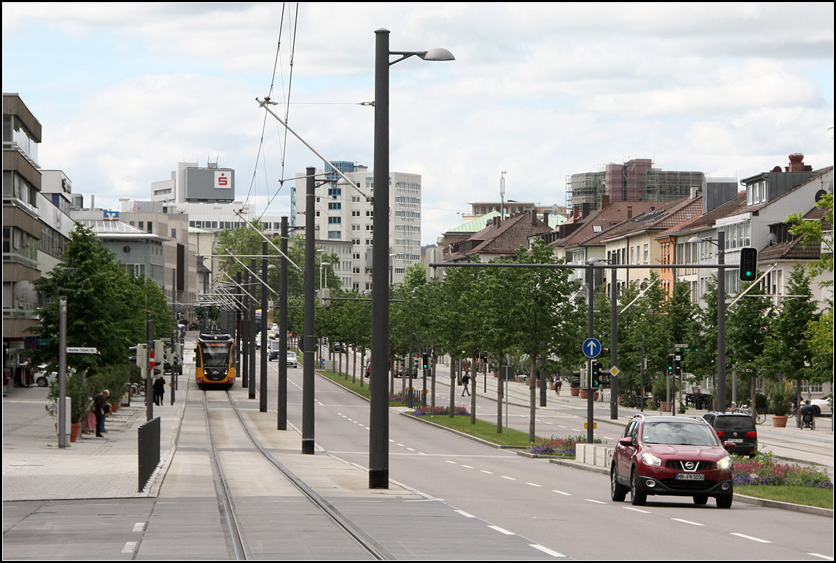 Blick in die 'Allee' -

eine Hauptverkehrsstraße in Heilbronn. Eine Besonderheit ist, das die Stadtbahngleise jeweils am Straßenrand verlegt wurden, ähnlich wie bei der Ringlinie 2 in Wien. Die Gleise dienen gleichzeitig als Busspuren.

31.05.2016 (M)