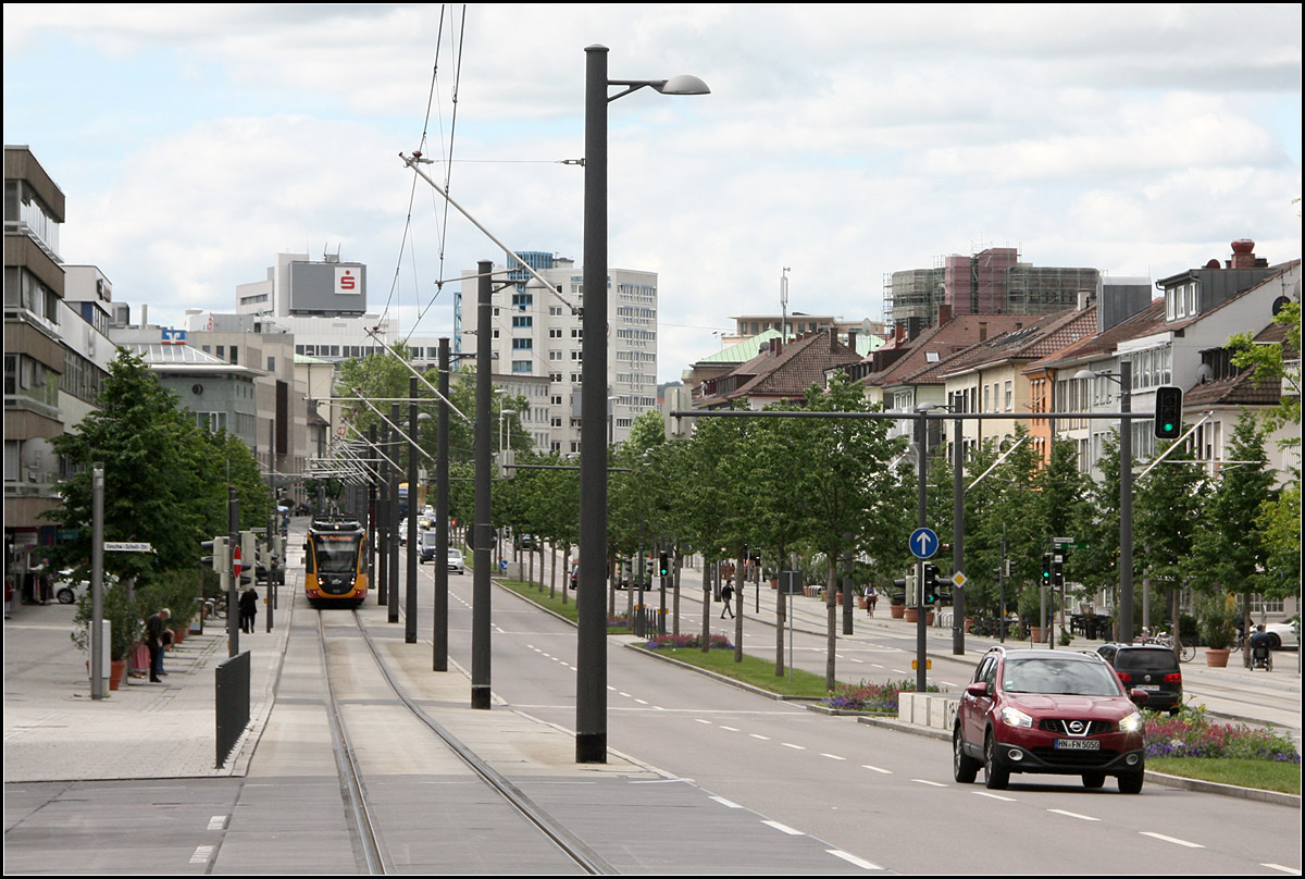 Blick in die 'Allee' -

eine Hauptverkehrsstraße in Heilbronn. Eine Besonderheit ist, das die Stadtbahngleise jeweils am Straßenrand verlegt wurden, ähnlich wie bei der Ringlinie 2 in Wien. Die Gleise dienen gleichzeitig als Busspuren.

31.05.2016 (M)