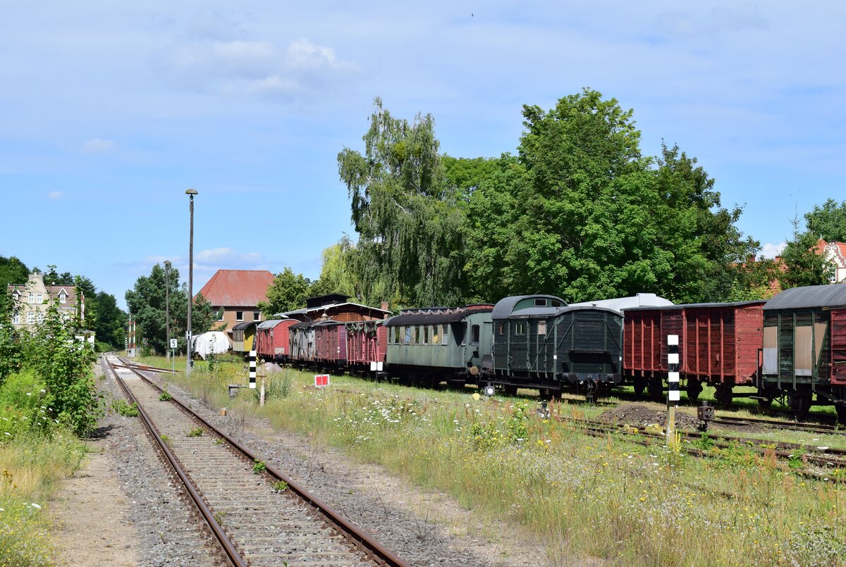 Blick vom alten Bahnsteig auf die zahlreichen alten Wagen des Museumsvereins in Loburg.

Loburg 23.07.2020