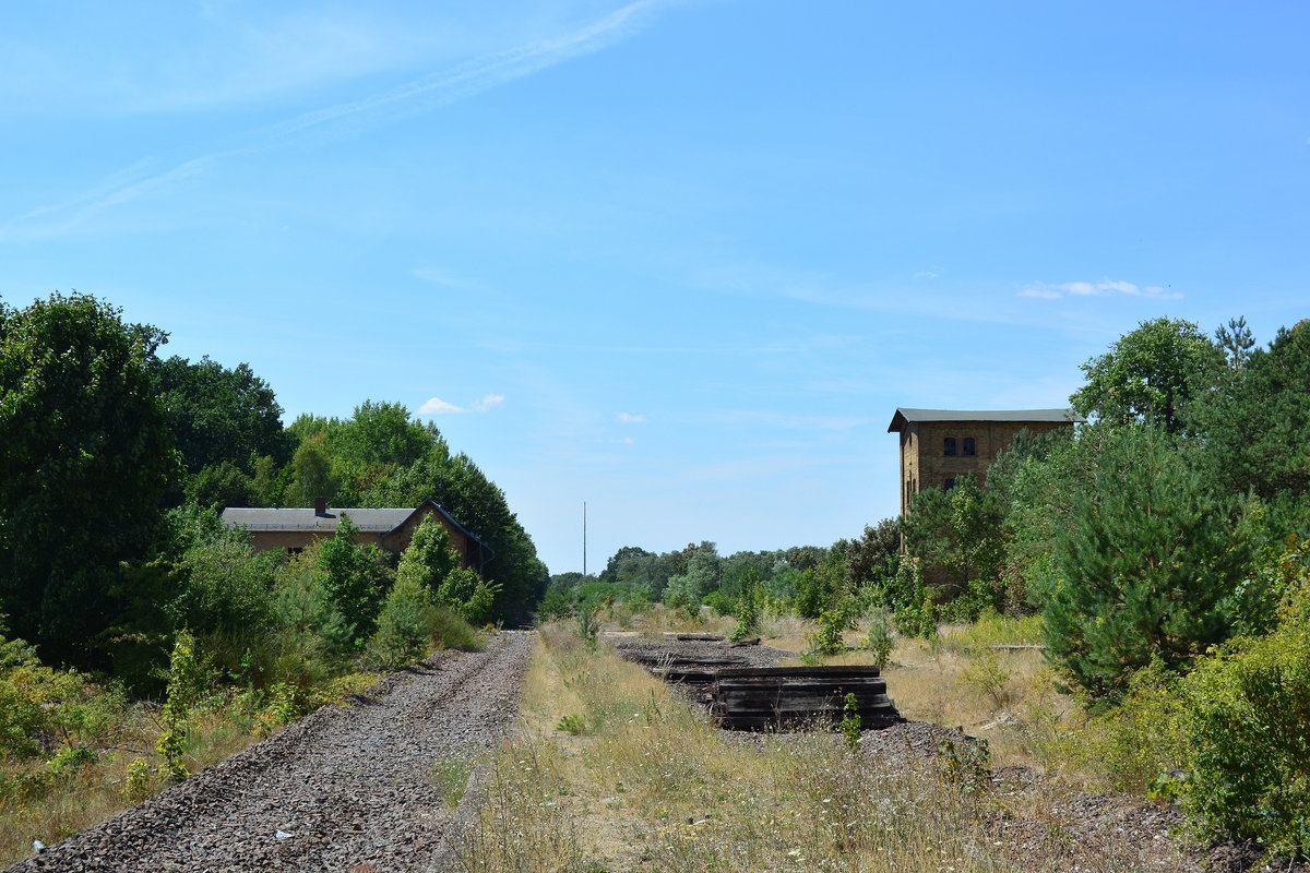 Blick von alten Bahnsteig in Richtung Güterglück sowie auf das alte Stellwerk linksund den alten Wasserturm rechts.

Nedlitz 26.07.2018