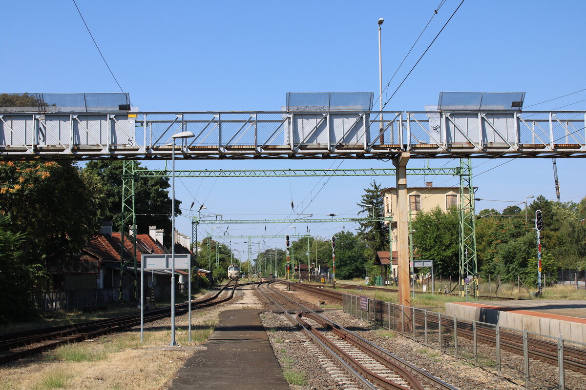 Blick am 01.08.2026 vom Bahnsteig 2 in Si�fok in Richtung Zam�rdi.