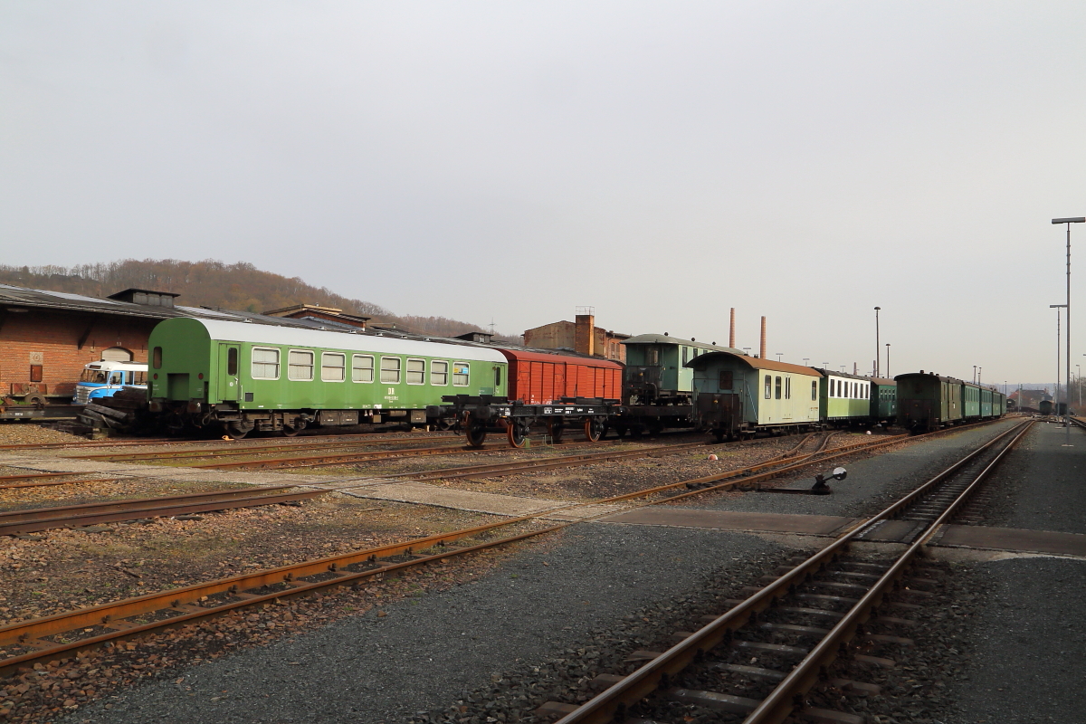 Blick am 04.04.2016 auf die Abstellgruppe im Bahnhof Freital-Hainsberg. Hier gibt es sowohl Schmal- als auch Regelspurgleise. Auf den Schmalspurgleisen, die zur Weißeritztalbahn gehören, sind zahlreiche historische Wagen abgestellt, welche großenteils noch einsatzfähig sind und vorwiegend bei Sonderzugeinsätzen und sonstigen Veranstaltungen zum Einsatz kommen. Ganz links neben den Regelspurwagen, lugt ein restaurierter IFA-H6-Bus hervor, der ebenfalls für Sonderfahrten vorgesehen ist.