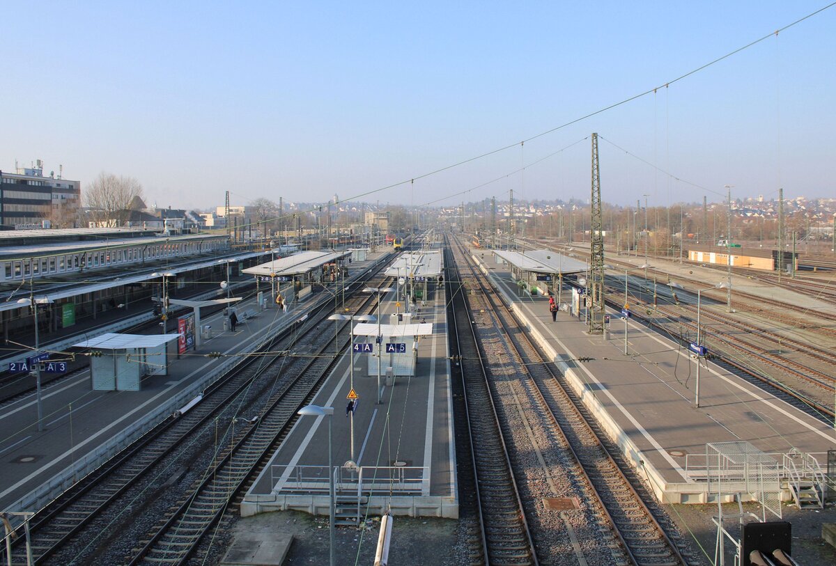 Blick am 05.02.2025 von der BUGA-Brücke über die Bahnsteige in Heilbronn Hbf.