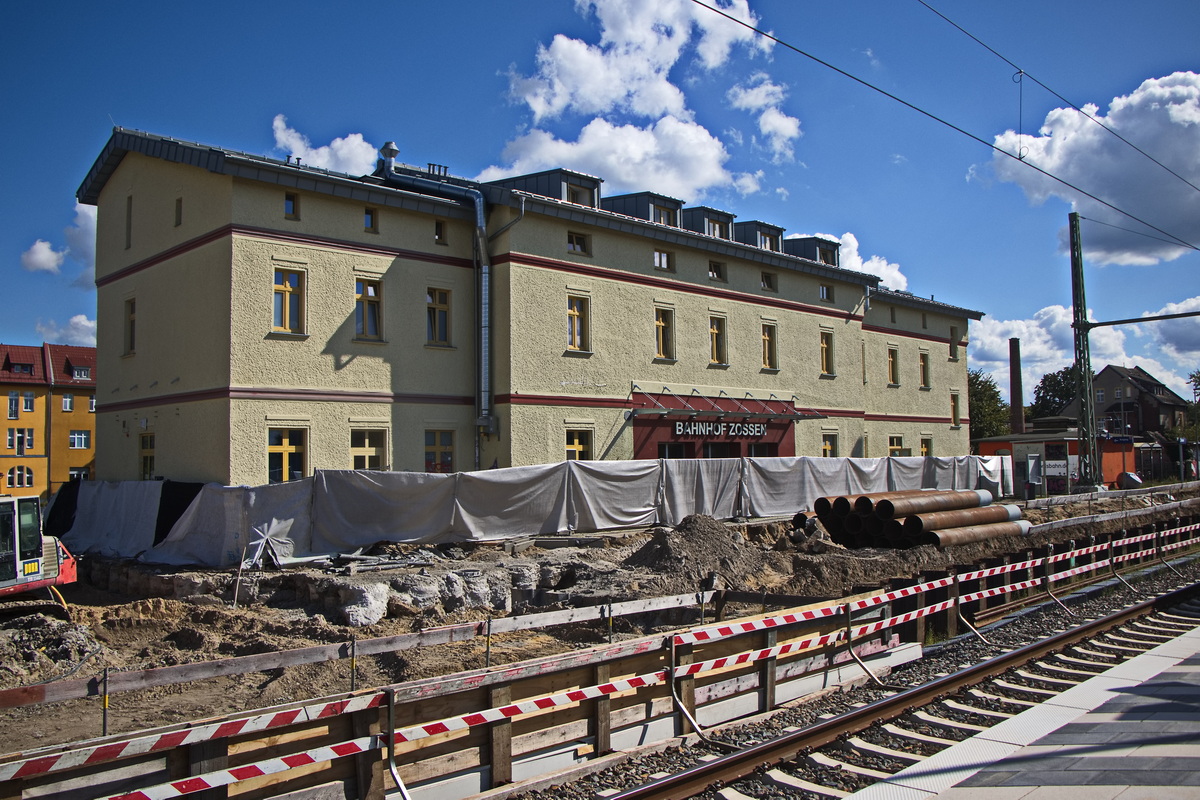 Blick am 07. September 2025 zum ehemalige Bahnhofsgebäude am im Arbeit befindlichen Gleis 1.