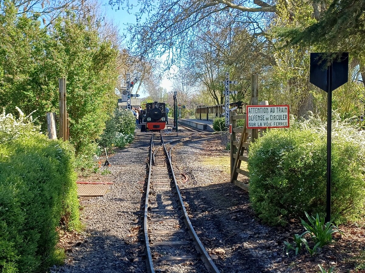 Blick am 07.04.2026 in den Bahnhof Cambron-Abbey in Pairi Daiza. Von einem Bahn�bergang aus fotografiert.