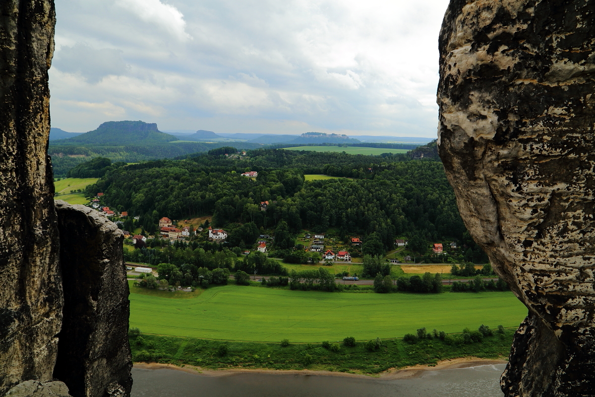 Blick am 16.06.2017 von der Bastei-Brücke auf die Elbtalstrecke. Im Hintergrund sind links der Lilienstein und rechts der Königstein mit der allseits bekannten Festung zu sehen.