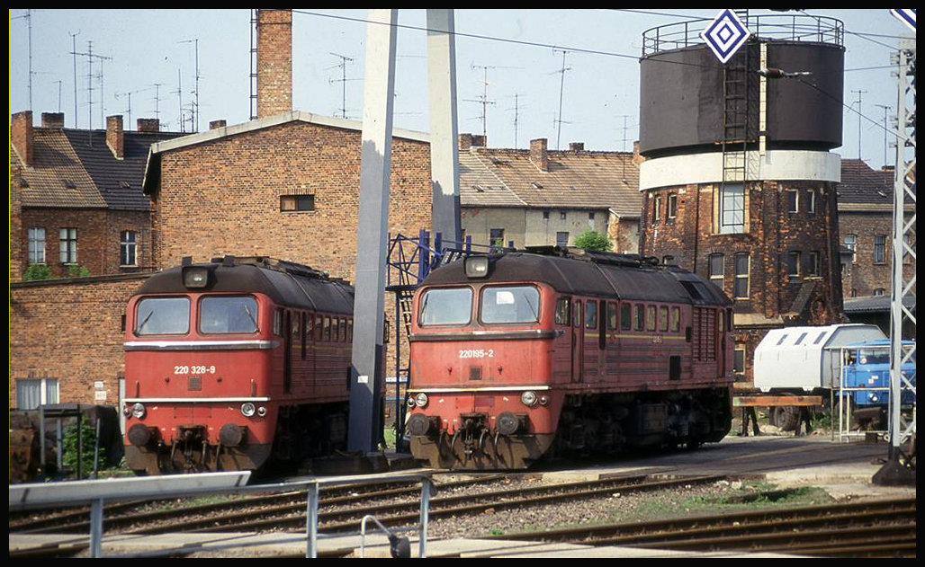 Blick am 20.5.1993 über die Drehscheibe hinweg ins BW Stendal auf zwei Wummen: DR 220328 und DR 220195.