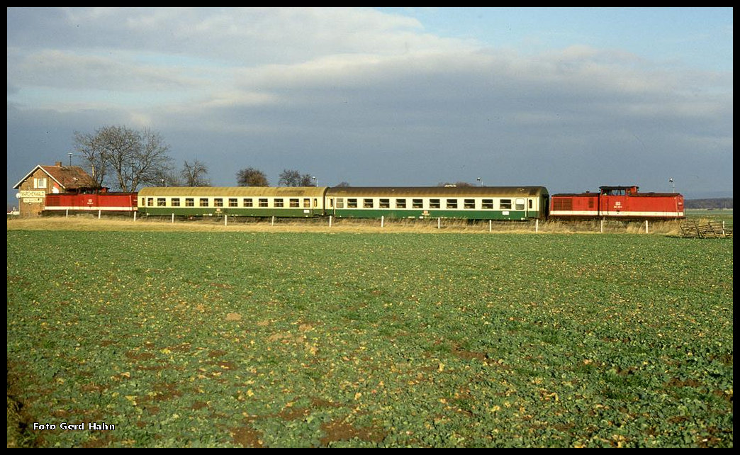 Blick am 21.12.1994 aus Richtung Westen auf den ehemaligen Endbahnhof Stapelburg. Um 11.45 Uhr stehen dort 202413 (rechts) und 202505 (links) am Personenzug nach Wernigerode.