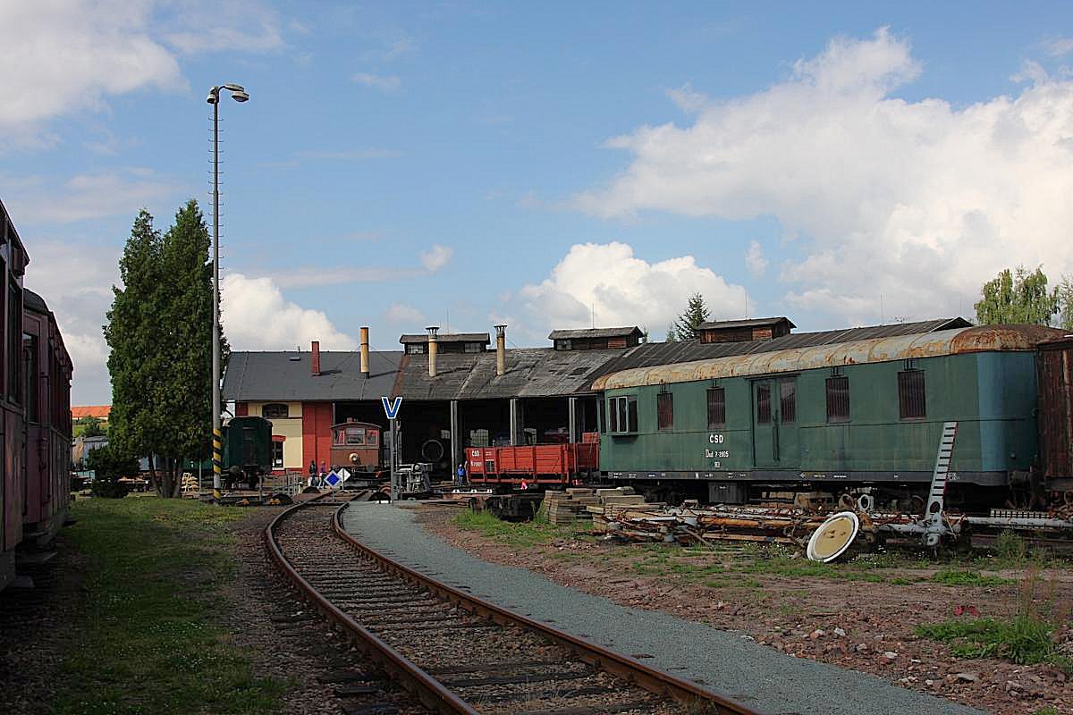 Blick am 21.8.2013 über das Anschlussgleis zum ehemaligen Depot Jaromer. Heute wird diese Anlage als Eisenbahn Museum erhalten.
