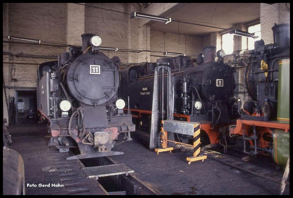 Blick am 22.6.1991 in den Lokschuppen in Klostermansfeld mit den Schmalspurloks 9 und 11 der Mansfelder Bergwerksbahn.