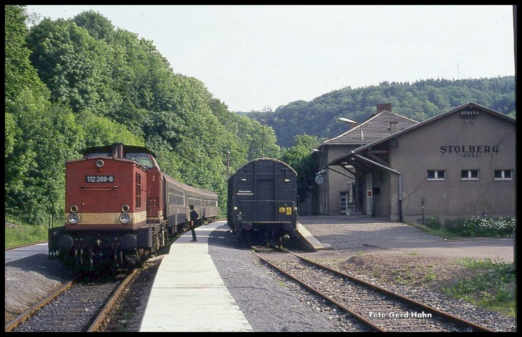 Blick am 22.6.1991 um 8.58 Uhr in den Bahnhof Stolberg am Südharz. Links steht 112288 mit dem P 18505 nach Kelbra.
