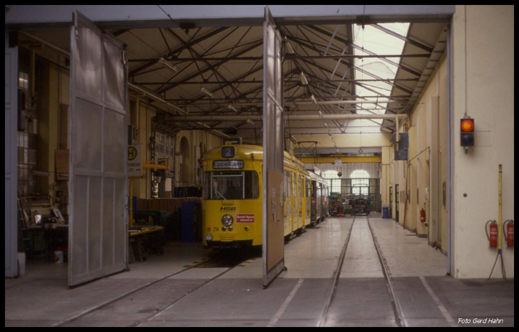 Blick am 24.5.1990 in die Fahrzeughalle der Heidelberger Straßenbahn u. a. mit dem gelben Gliederzug 214.