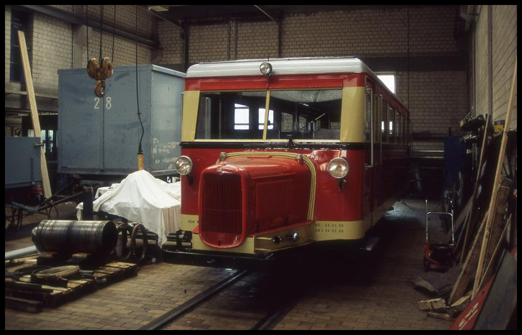 Blick am 24.7.1999 in den kleinen Lokschuppen der Borkumer Kleinbahn, wo das Schweineschnäuzchen auf den nächsten Einsatz wartet.