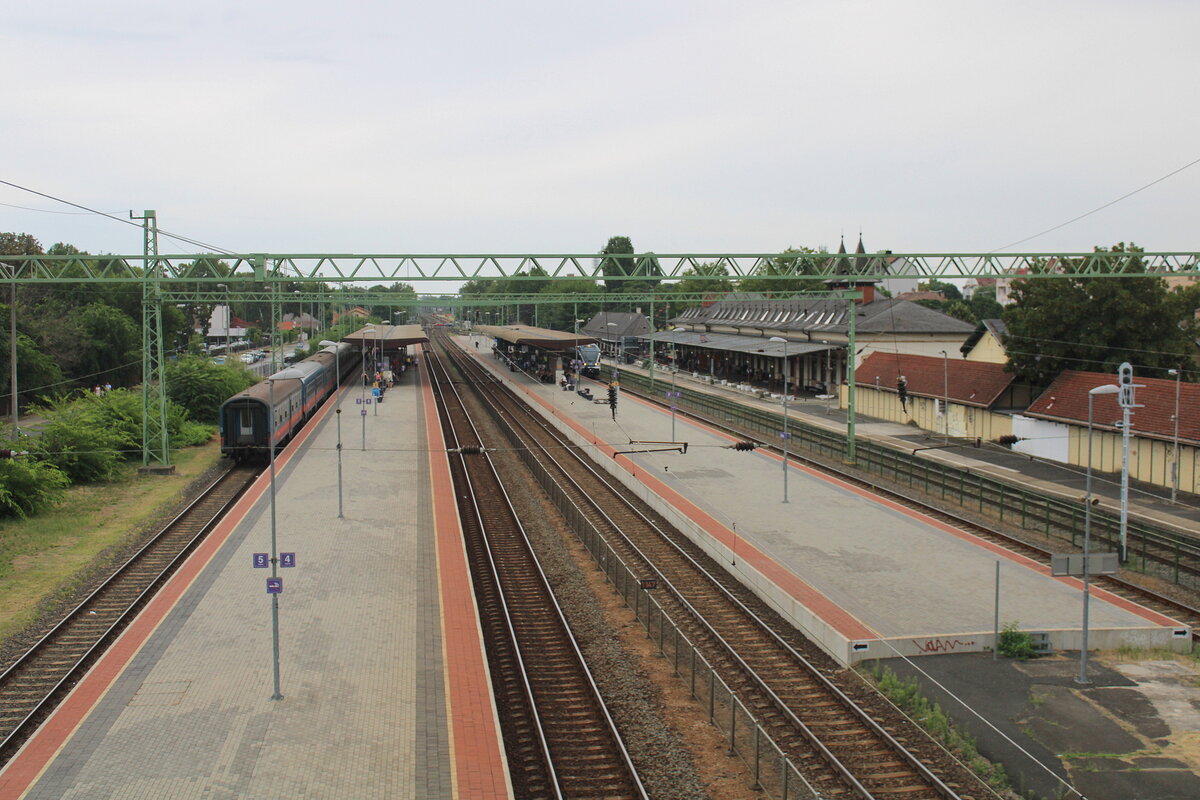 Blick am 26.07.2025 auf die Bahnsteige in Siófok. Links steht der IR 18593  Déli ← Parti  nach Budapest-Déli.