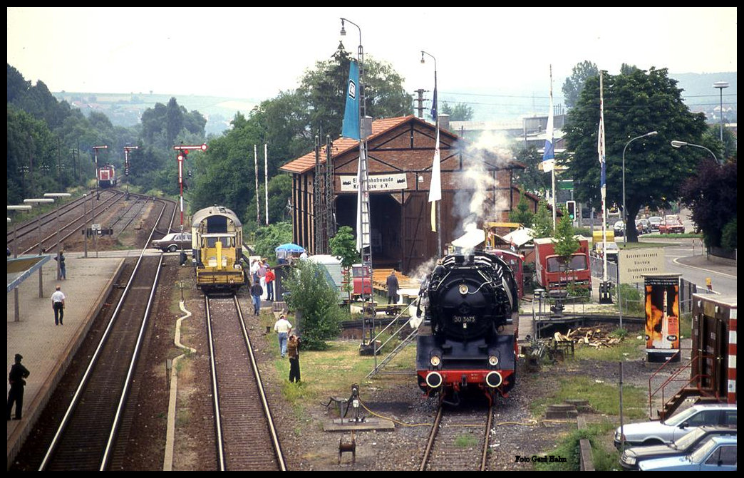 Blick am 26.6.1993 von der Fußgängerbrücke auf das Museumsgelände der Eisenbahnfreunde Kraichgau. Vorn unter Dampf ist 503673 zu sehen.