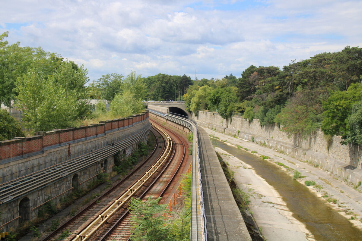 Blick am 27.07.2026 vom U-Bahnhof Wien Sch�nbrunn Richtung Hietzing.