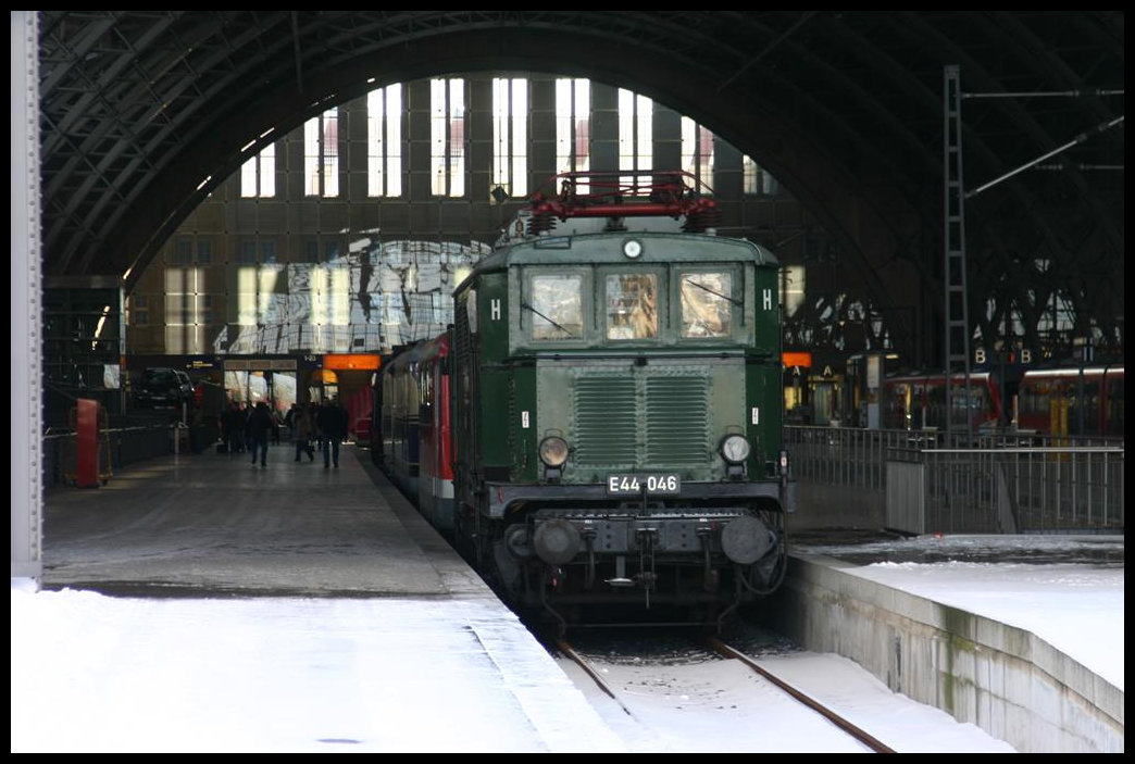 Blick am 27.2.2005 in die dunkle Halle des HBF Leipzig, aus der vorn die Altbau E-Lok 44046 hervor schaut.